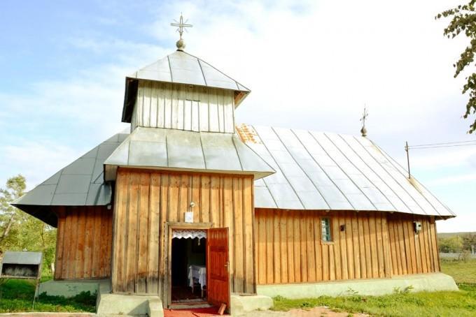 Biserica - vedere exterioară